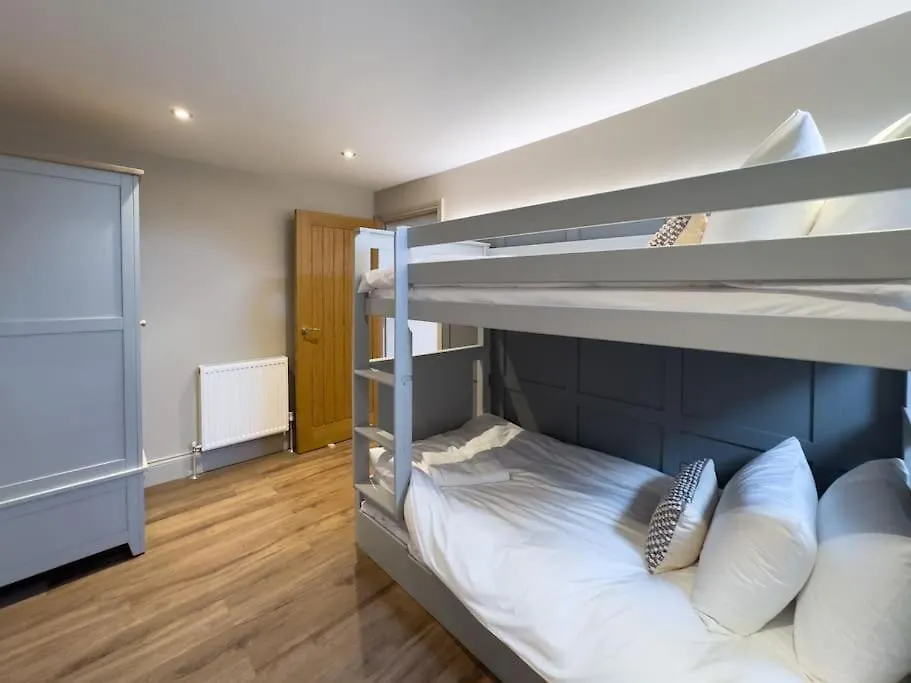 Exceptional Holiday Home 5 With Hot Tub Pickering